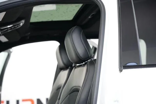 New 2026 Bright White Clear-Coat Exterior Paint Jeep Laredo image 28