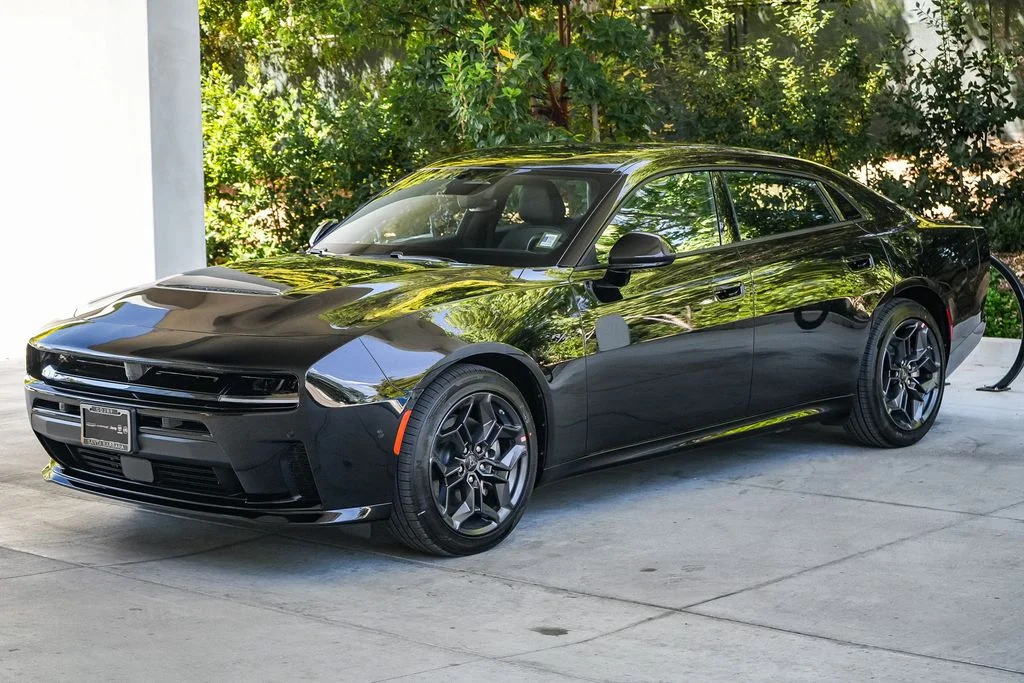 New 2026 Diamond Black Crystal Pearlcoat Dodge R/T image 3