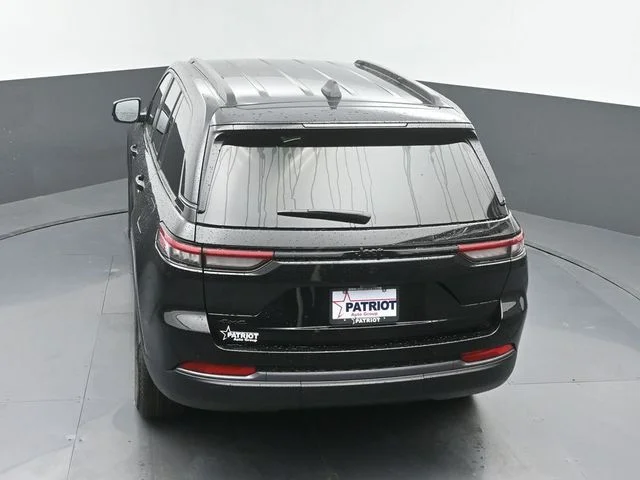 New 2026 Diamond Black Crystal Pearl-Coat Exterior Paint Jeep Altitude image 32