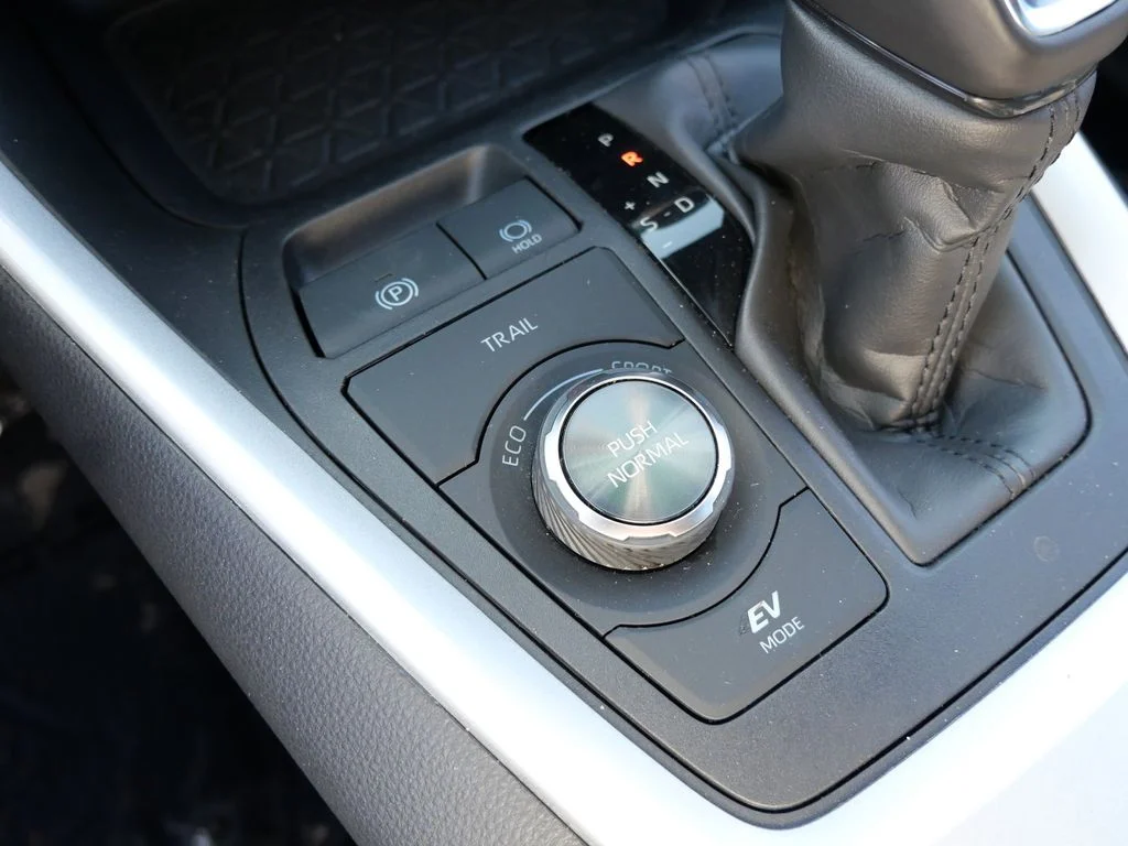 2025 Toyota RAV4 XSE - Photo 22