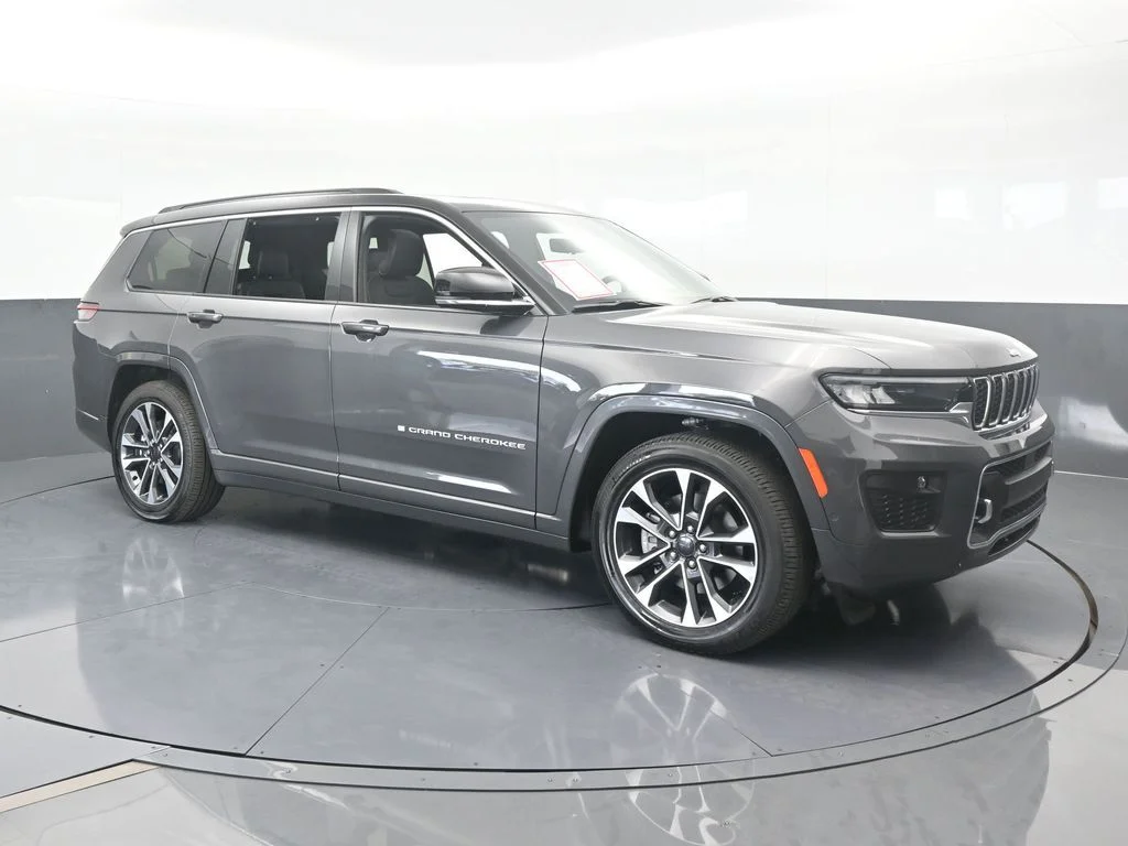 Used 2024 Baltic Gray Metallic Clearcoat Jeep Overland image 8