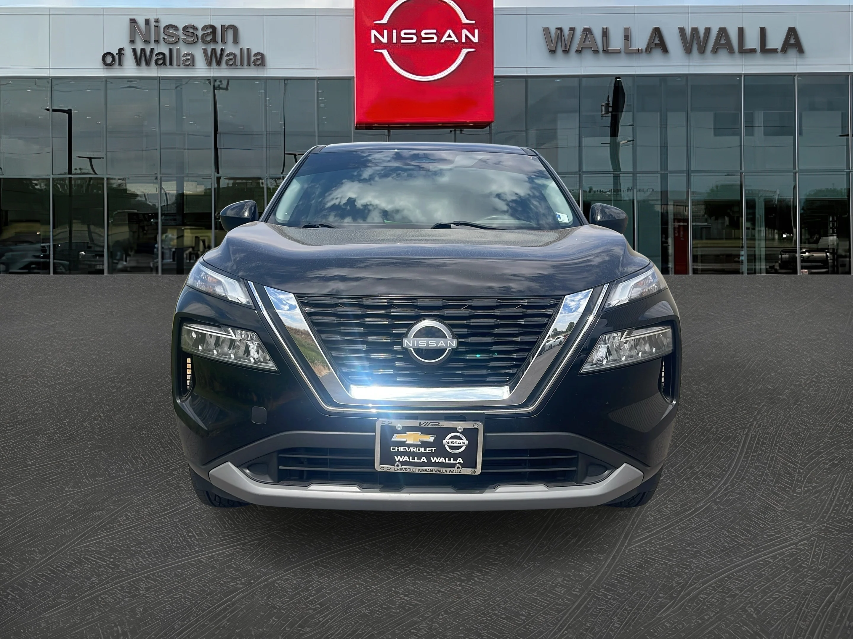 Used 2023 Super Black Nissan SV image 2