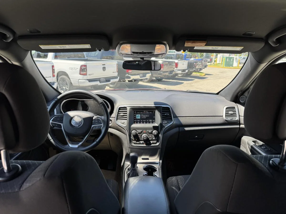 Used 2018 Red Jeep Laredo 4wd image 12