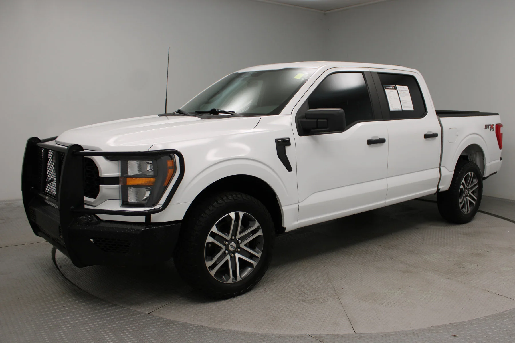 Used 2023 OXFORD WHITE Ford xl 4WD SUPERCREW 5.5