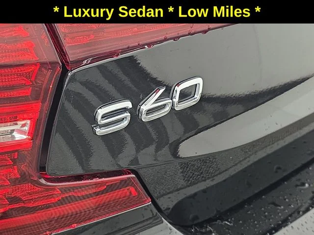 Used 2019 Black / Stone Volvo T5 Momentum image 11