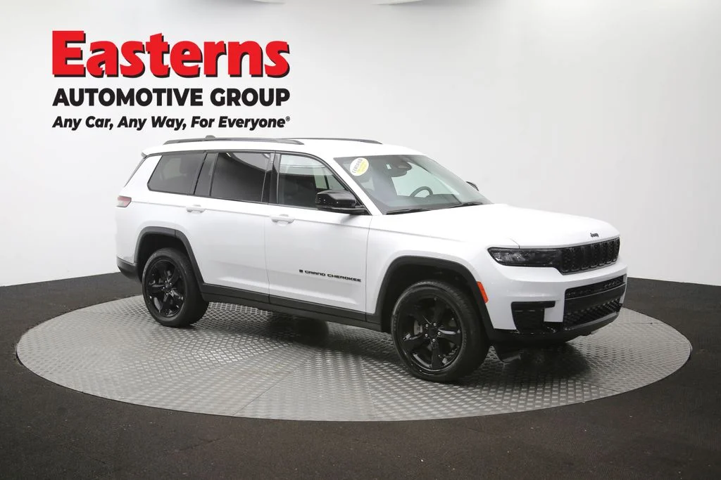 Used 2023 White Jeep Altitude image 50