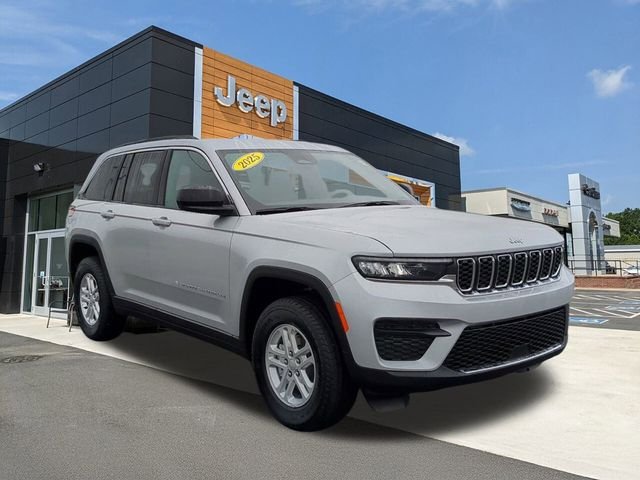 New 2025 Silver Zynith Exterior Paint Jeep Laredo image 2