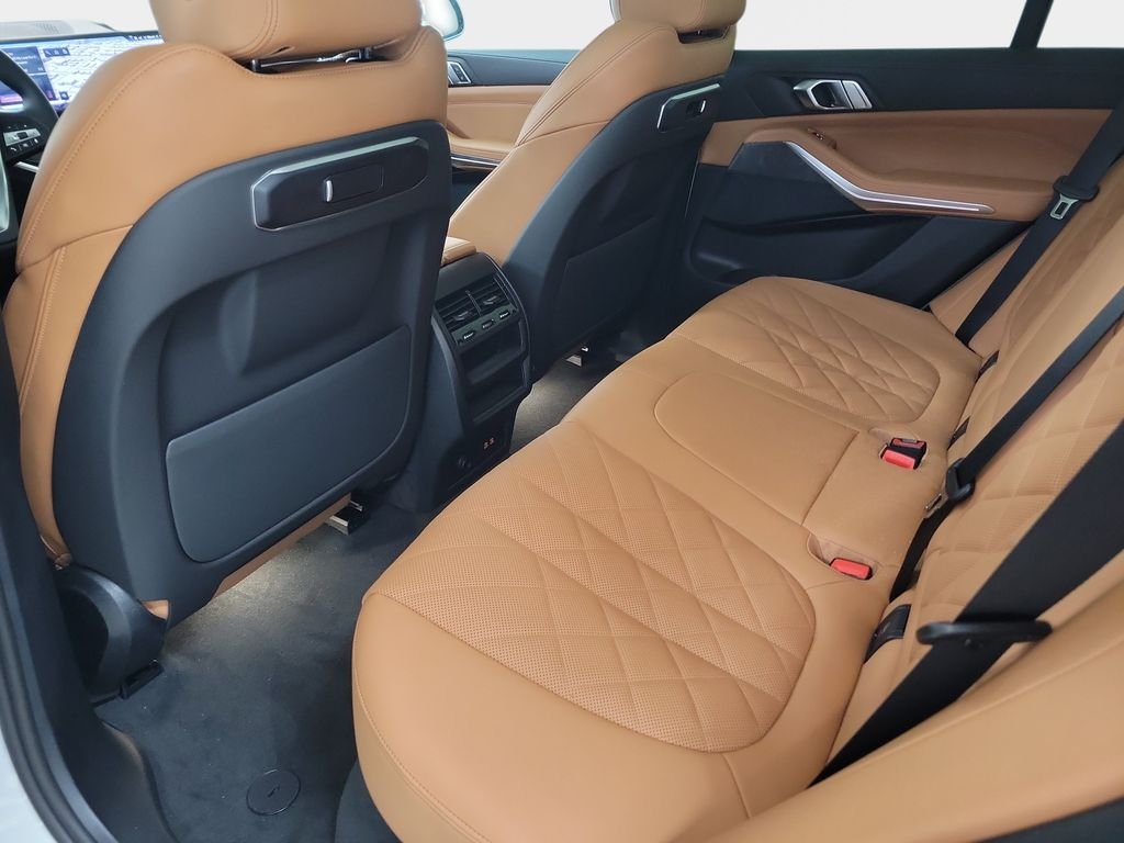 New 2026 Alpine White BMW sDrive40i image 11