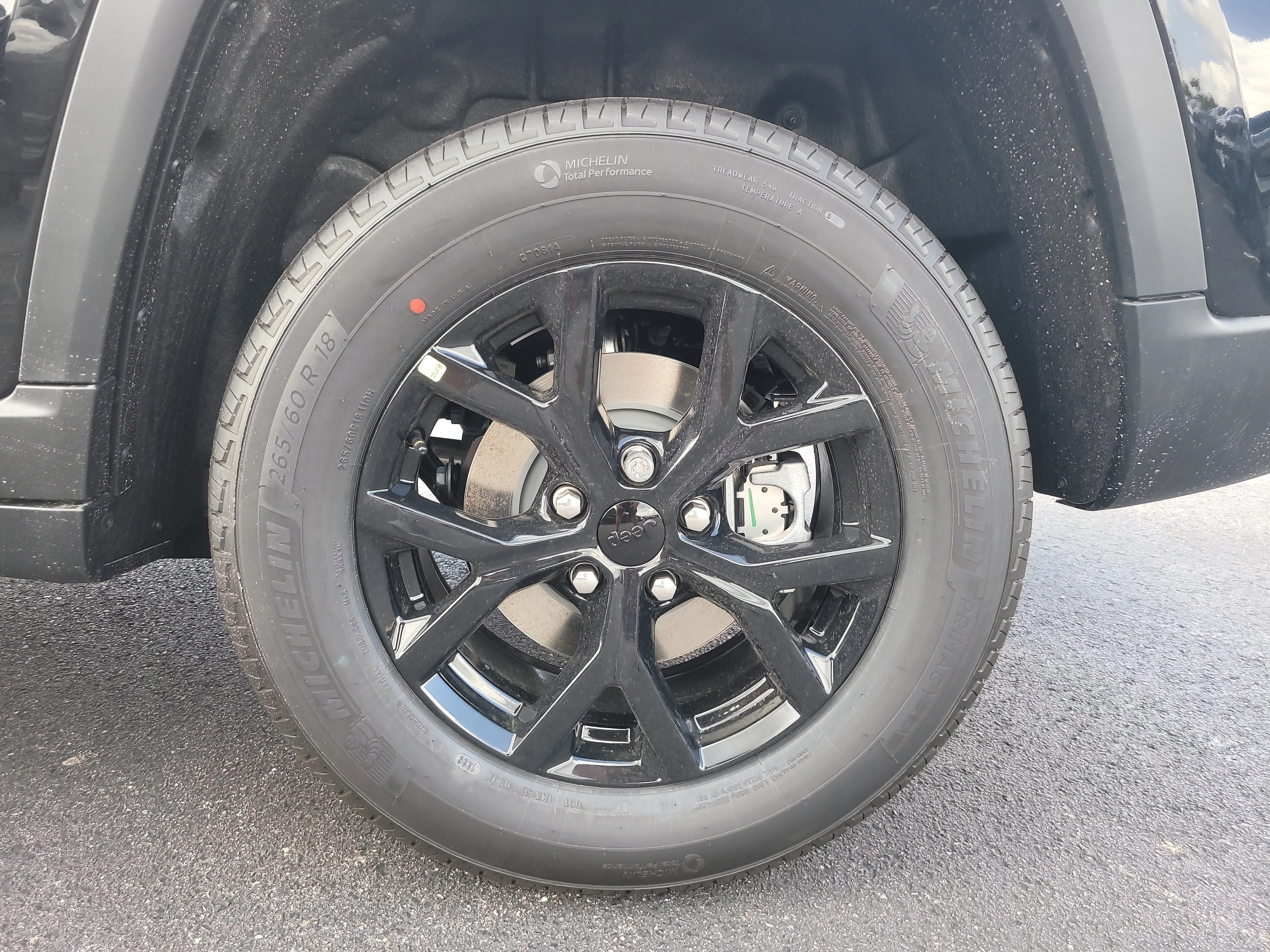 New 2026 Diamond Black Crystal Pearlcoat Jeep Laredo Altitude image 9