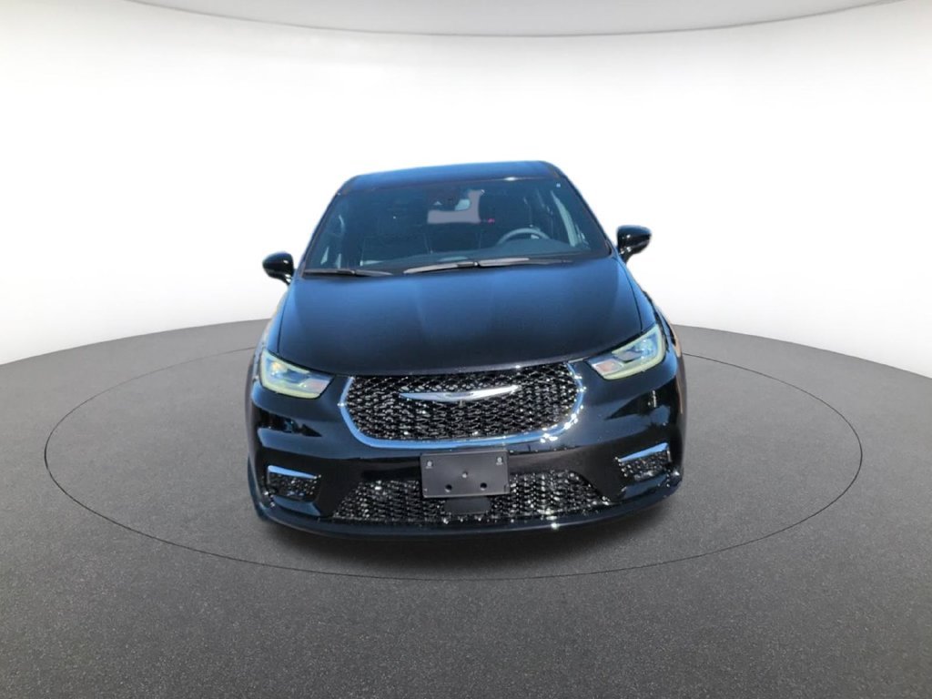 New 2026 Diamond Black Crystal Pearl-Coat Exterior Paint Chrysler Limited image 13