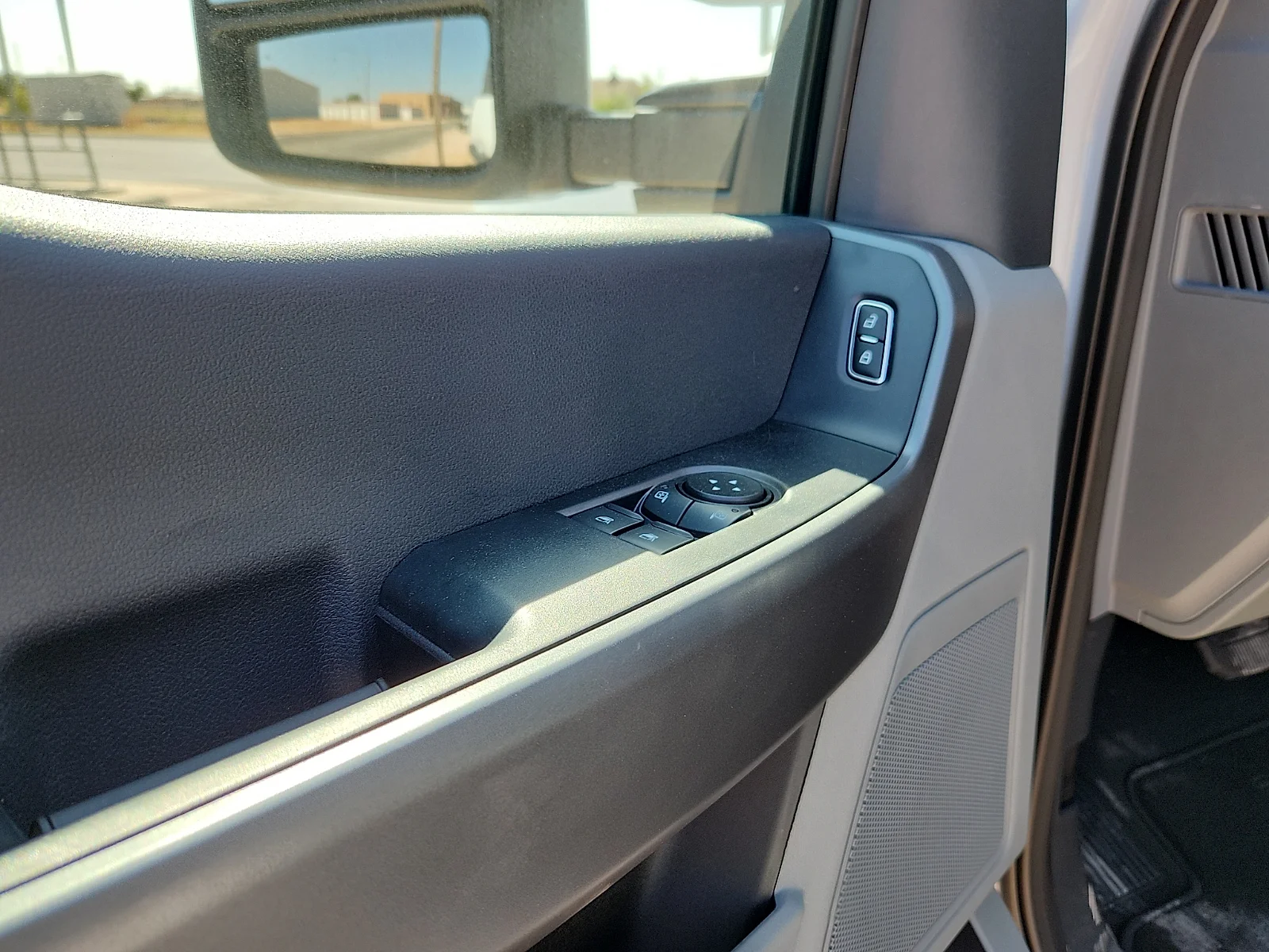 New 2027 Oxford White Ford XLT image 15