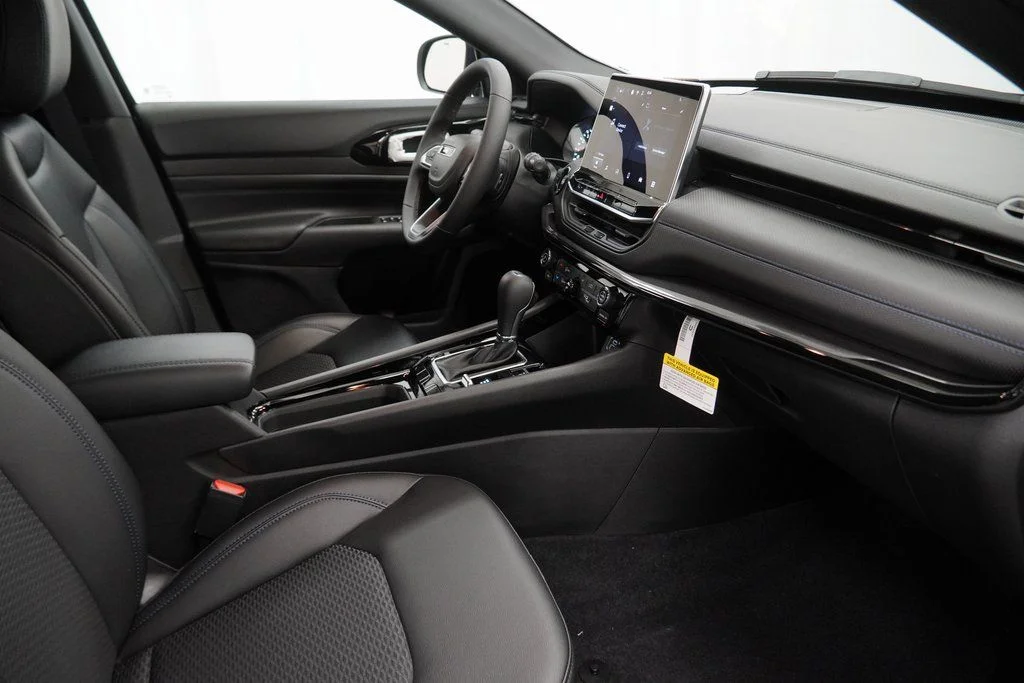 New 2026 Diamond Black Crystal Pearlcoat Jeep Latitude image 34
