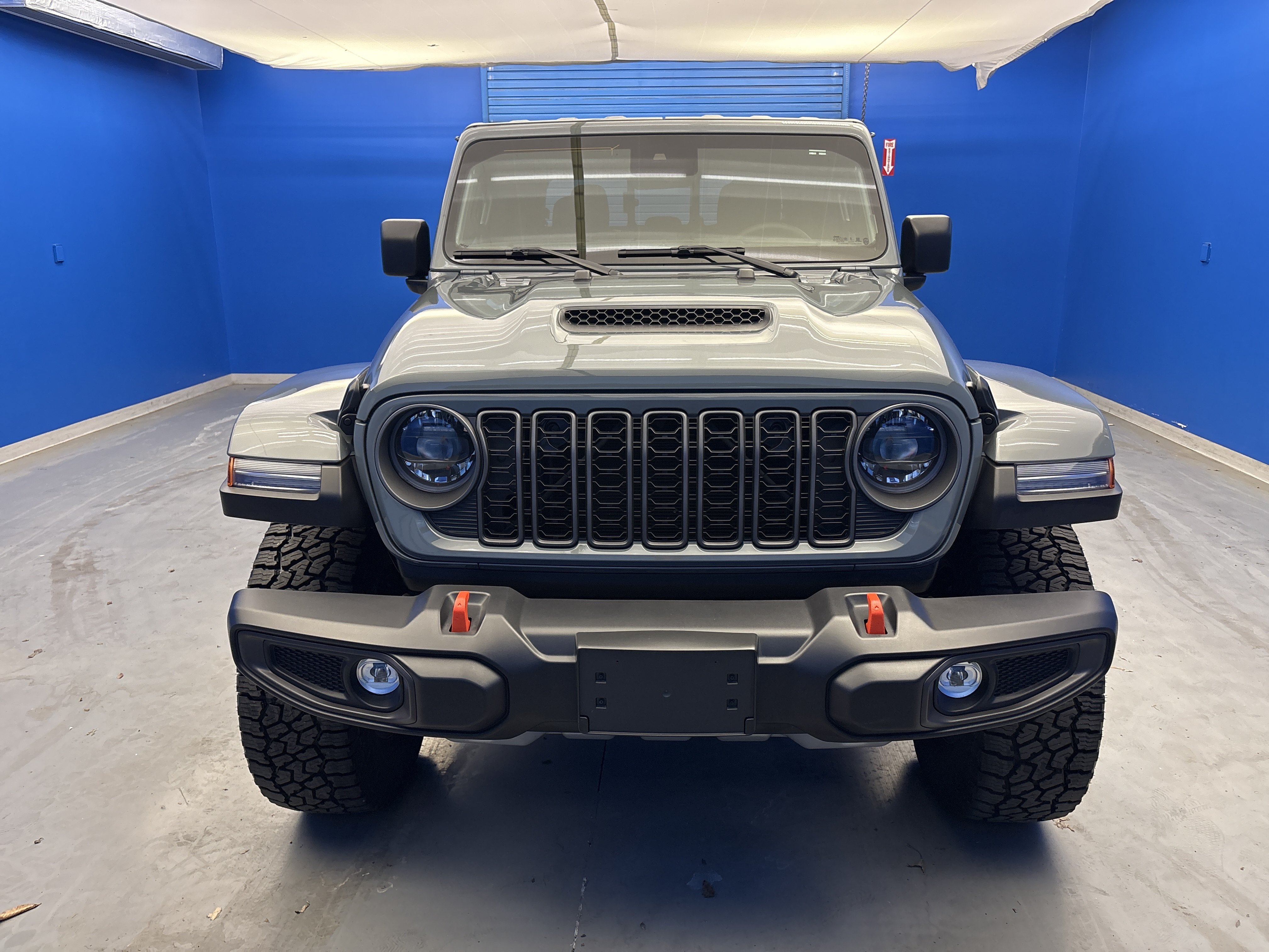 Used 2025 Anvil Clearcoat Jeep Mojave image 3