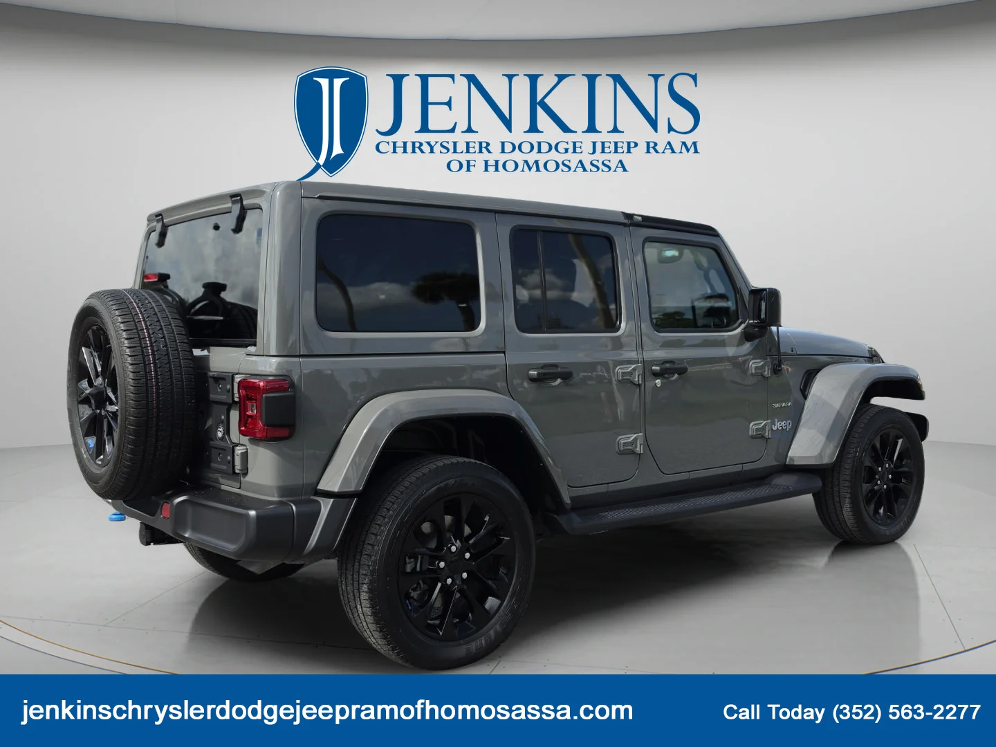 Used 2023 Sting-Gray Clearcoat Jeep Sahara image 4