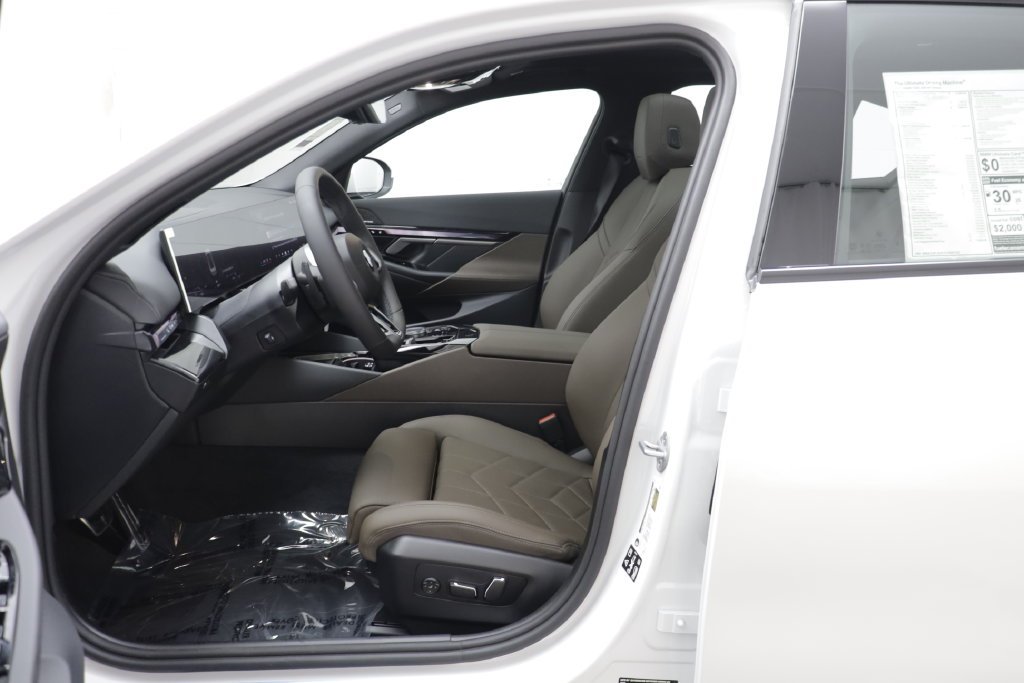New 2027 Mineral White Metallic BMW 530i xDrive image 6