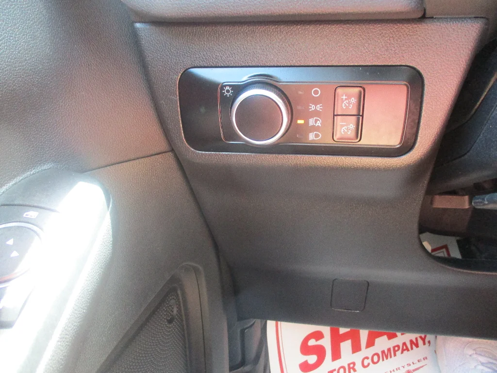 Used 2025 Agate Black Metallic Ford Active image 14