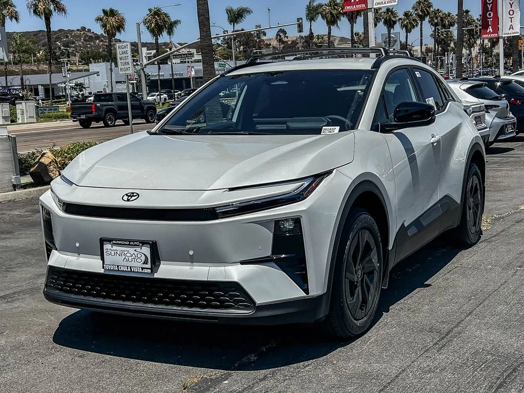 New 2026 Wind Chill Pearl <sup>1</sup> Toyota  SE image 3