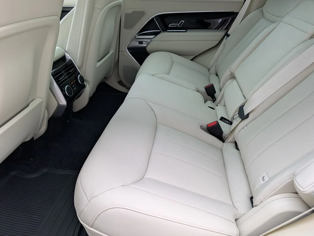 New 2026 Eiger Grey Land Rover SE image 25