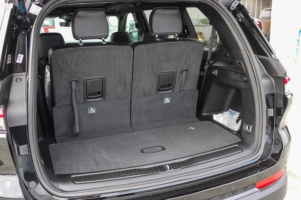 New 2026 Diamond Black Crystal Pearlcoat Jeep Limited image 27