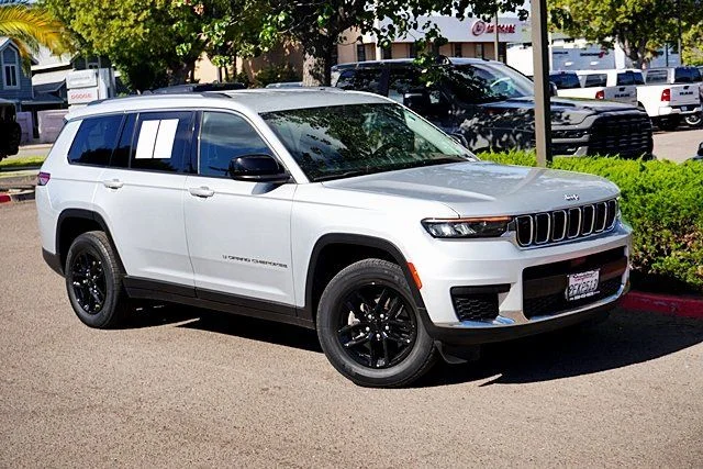 Used 2023 Silver Jeep Laredo image 2