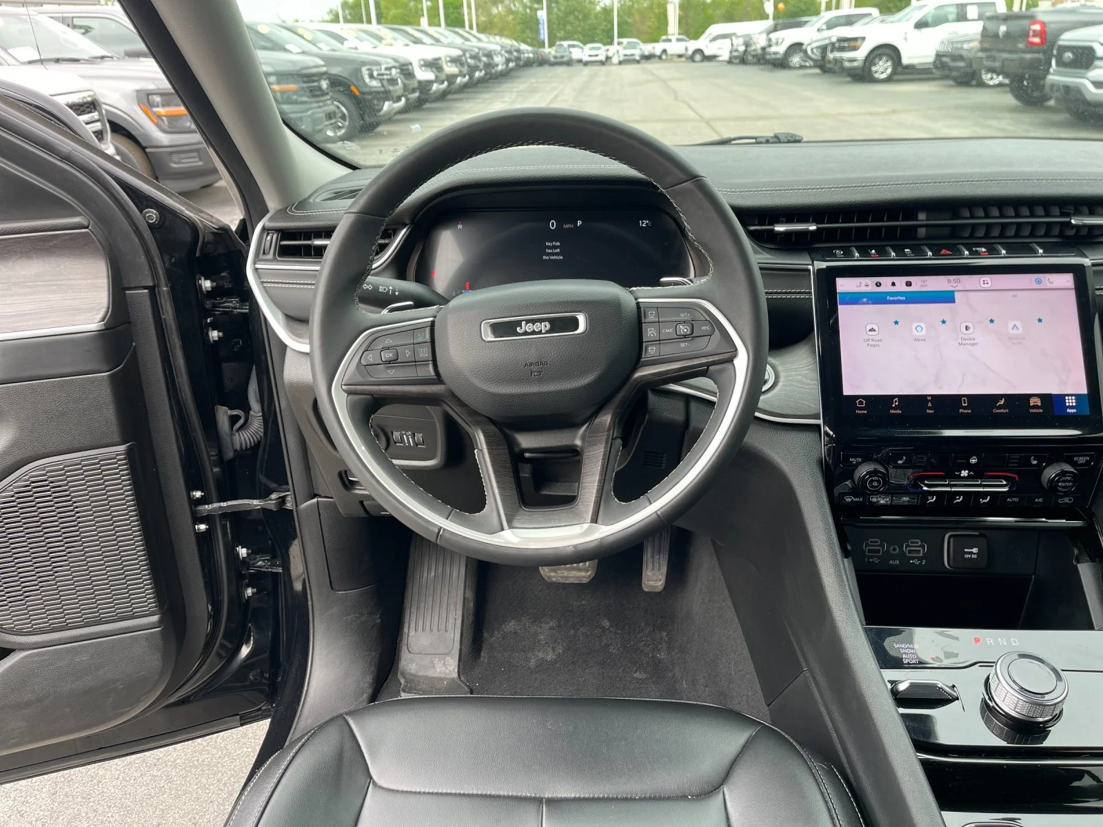 Used 2023  Jeep Limited image 17