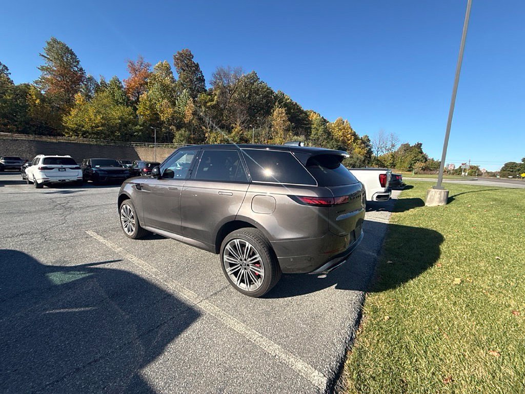 Certified Used 2025  Land Rover Dynamic SE image 4