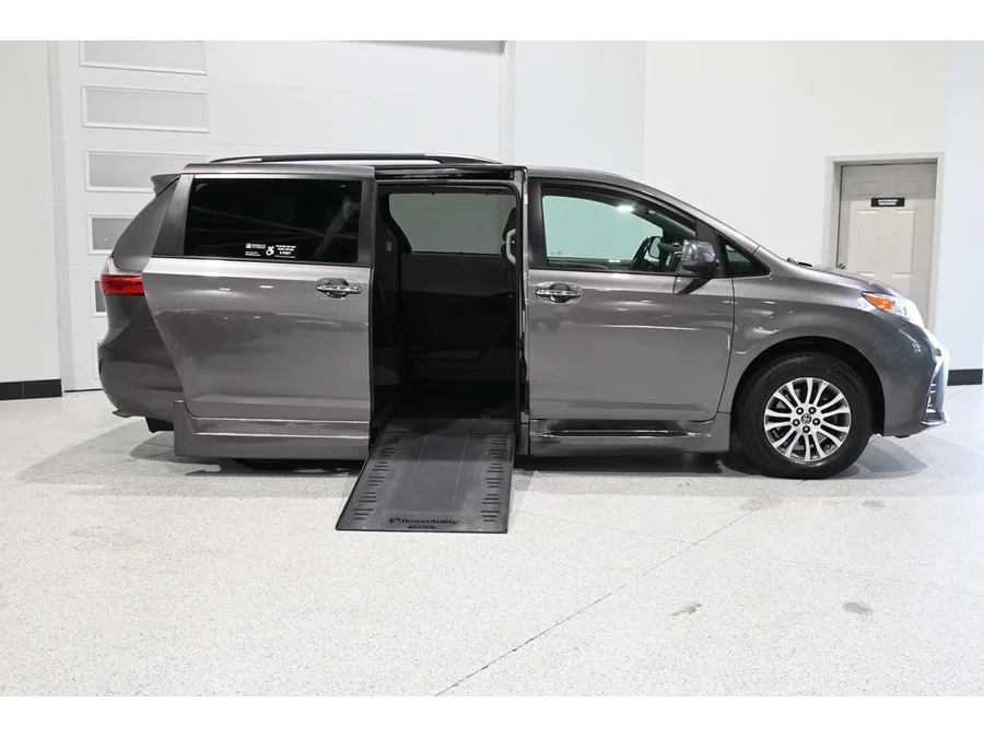 Used 2020 GRAY Toyota XLE Mobility Handicap Van image 17