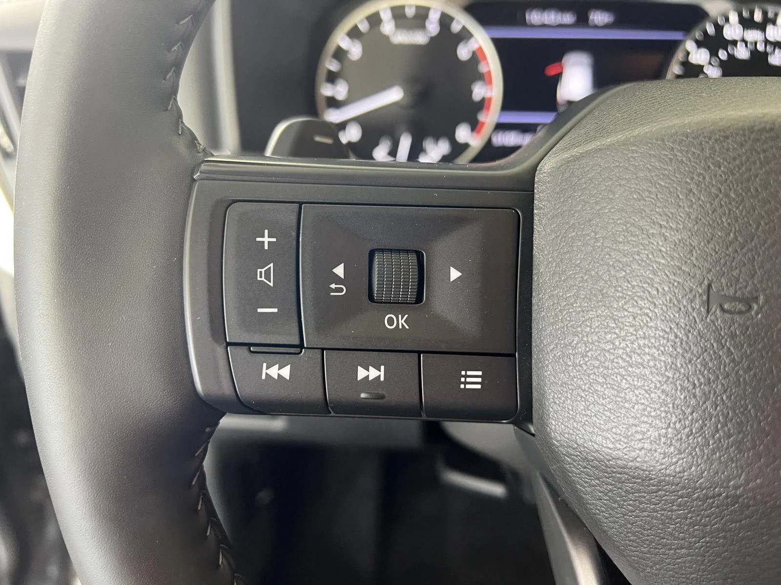 Used 2025 Gy Nissan SV image 8