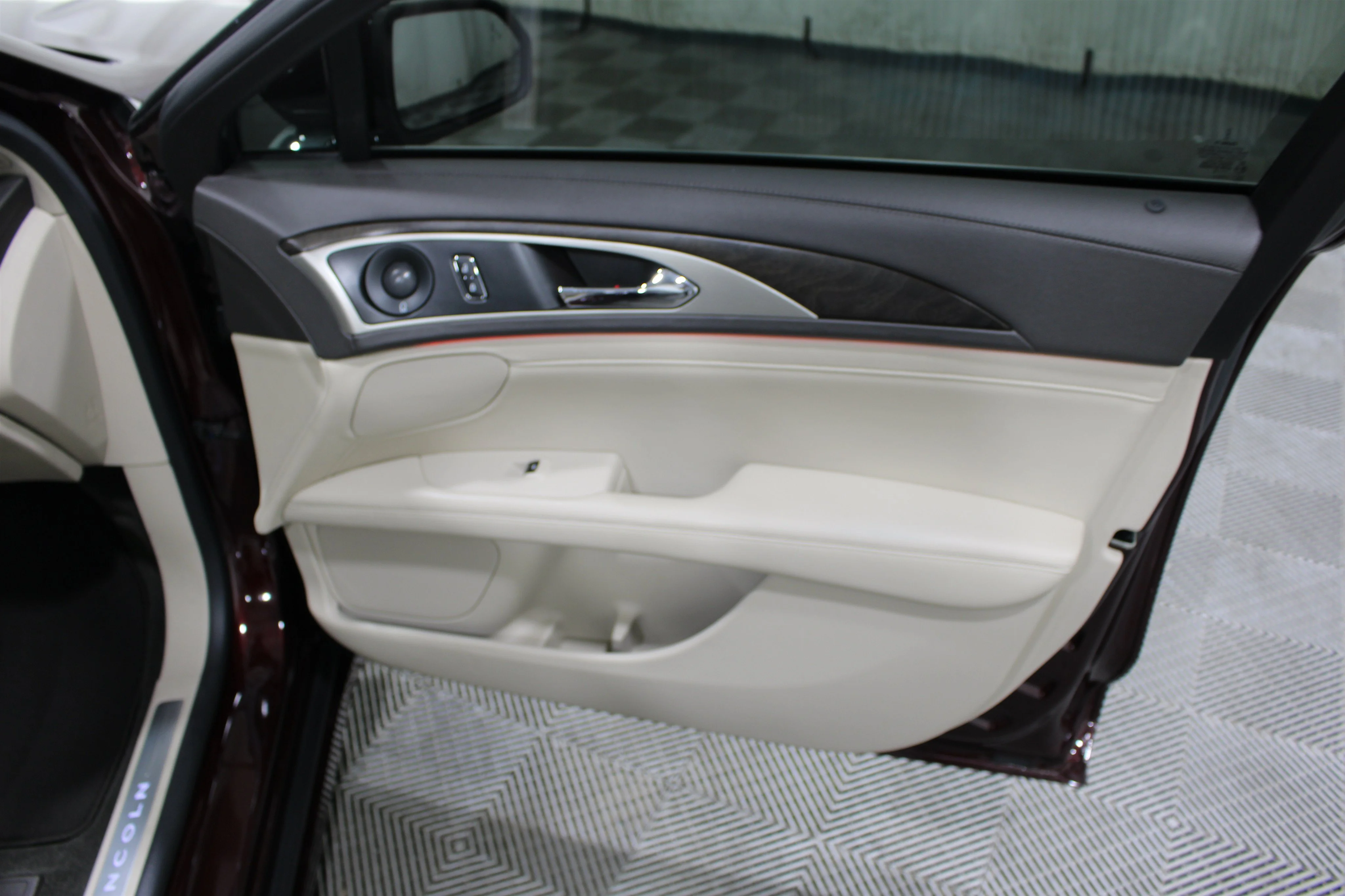 Used 2018 Burgundy Velvet Metallic Tinted Clearcoat Lincoln Select image 28