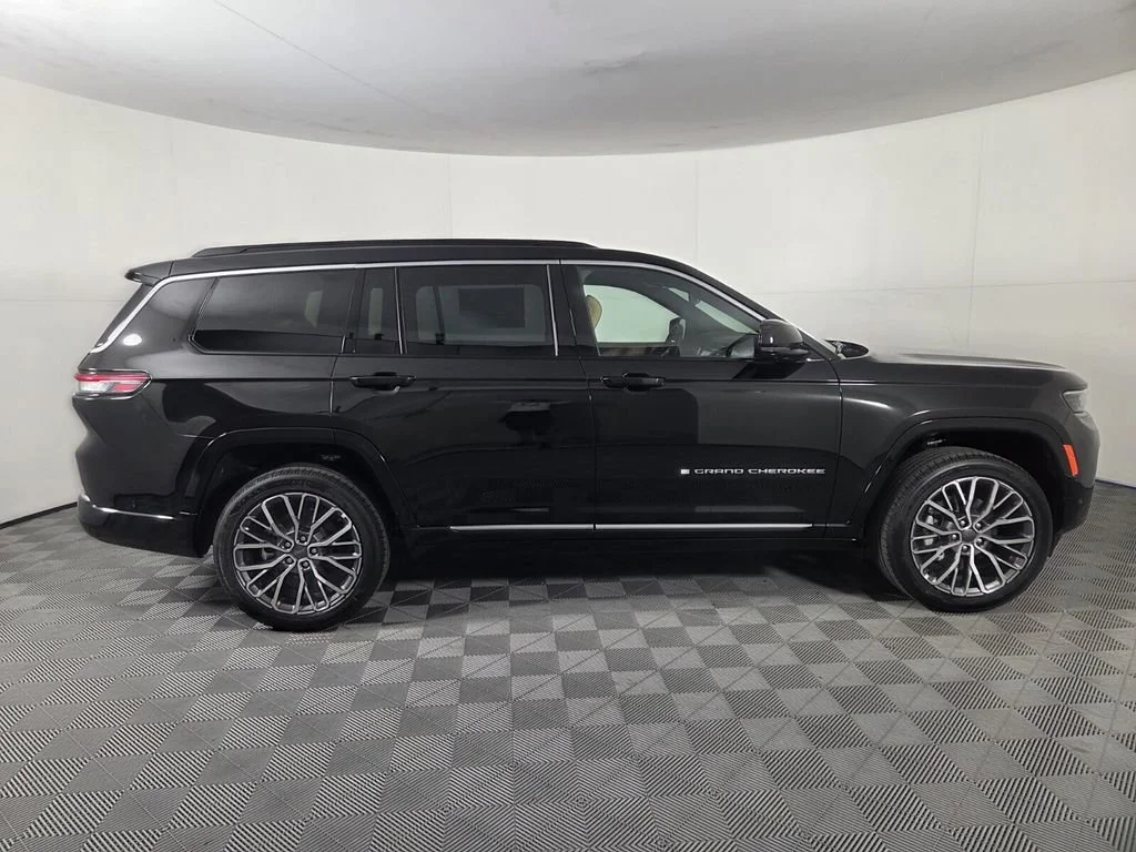 New 2026 Diamond Black Crystal Pearl-Coat Exterior Paint Jeep Summit image 5