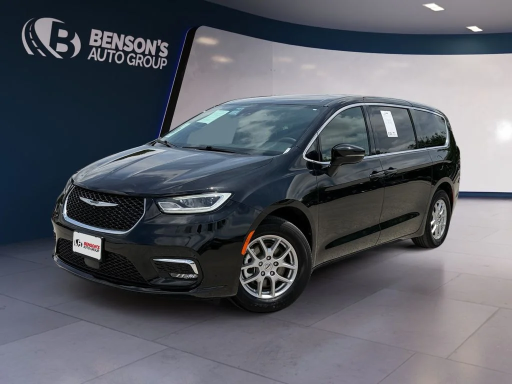 2025 Chrysler Pacifica Select's photo