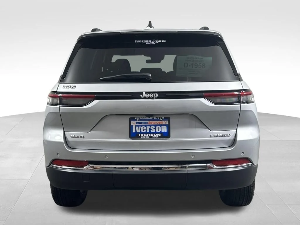 New 2026 Silver Zynith Exterior Paint Jeep Laredo X image 9
