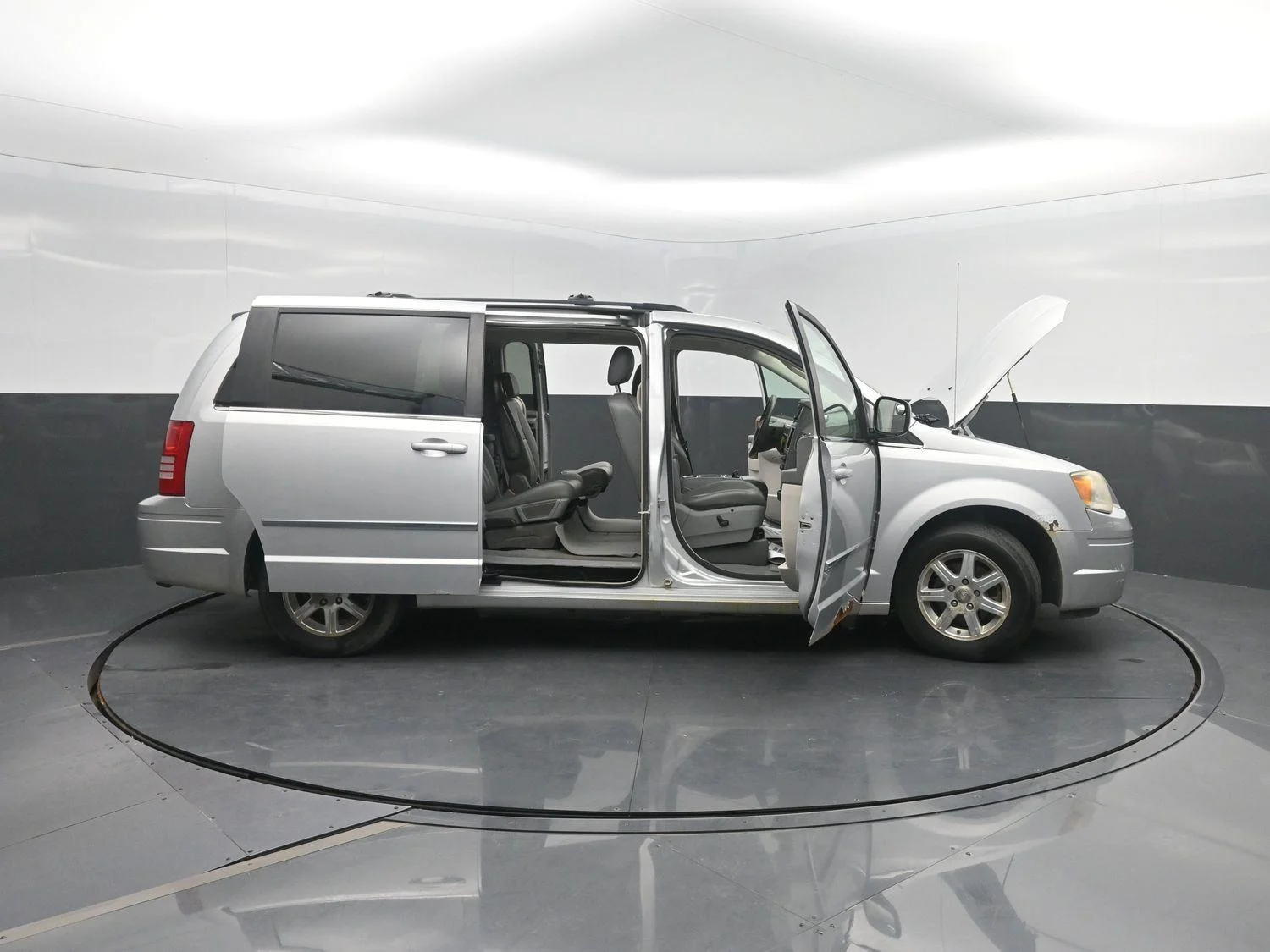Used 2009 Bright Silver Metallic Chrysler Touring image 45