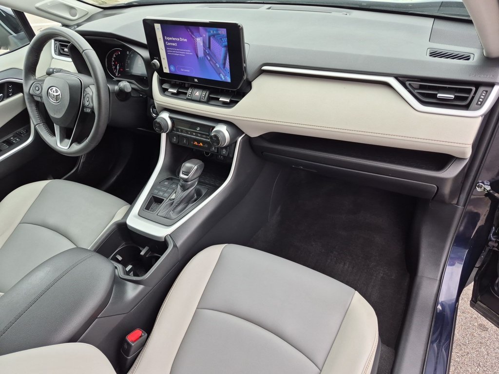Used 2023  Toyota XLE Premium image 31