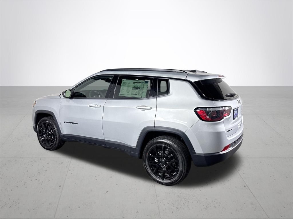 New 2026 Silver Zynith Metallic Clearcoat Jeep Latitude image 8