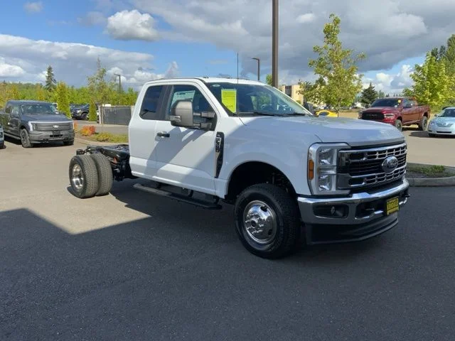 2025 Ford F-350 Super Duty Chassis Cab XL - Photo 3