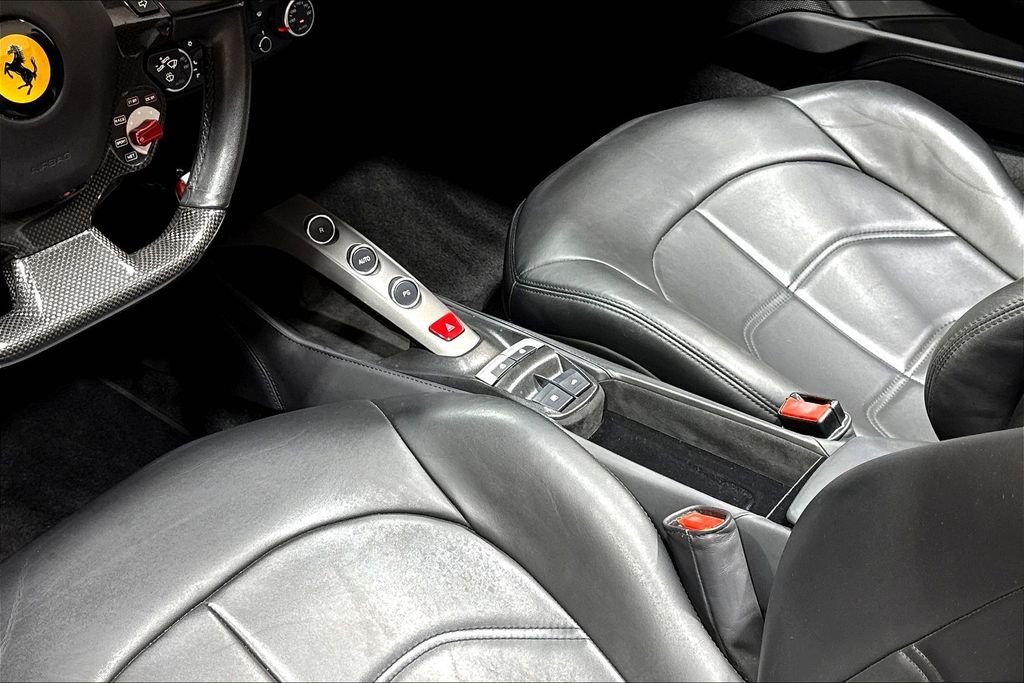 Used 2018  Ferrari  image 15
