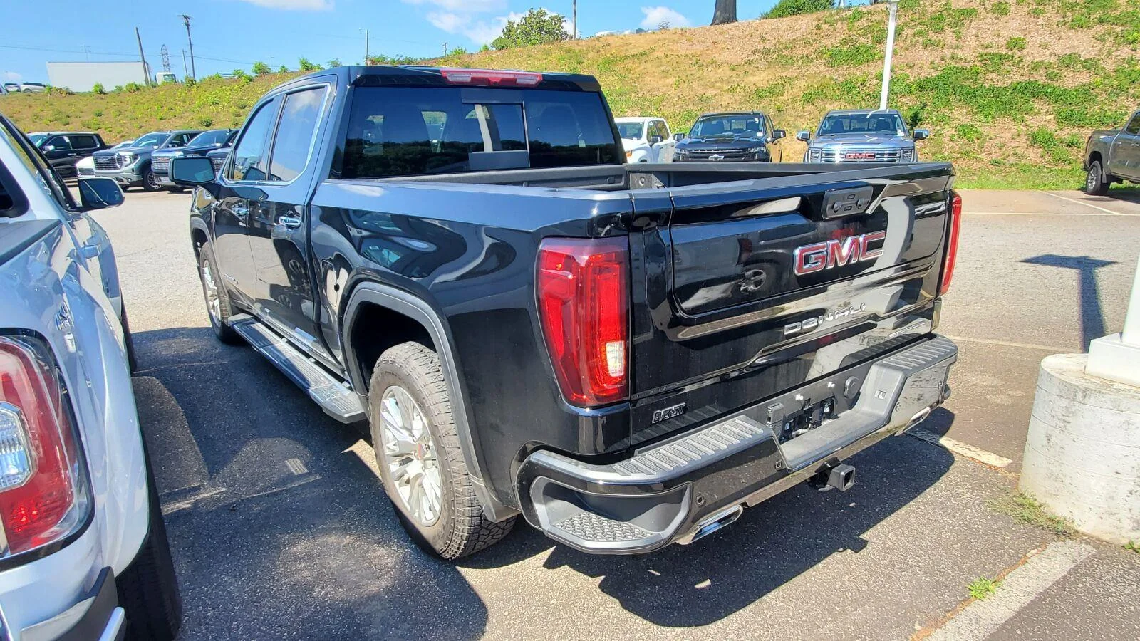 Used 2025 Onyx Black GMC Denali image 8