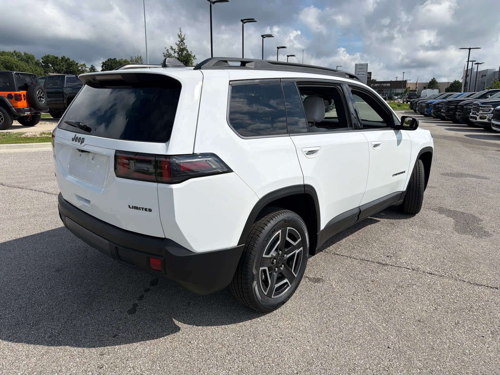 New 2026 Bright White Clear-Coat Exterior Paint Jeep Limited image 10
