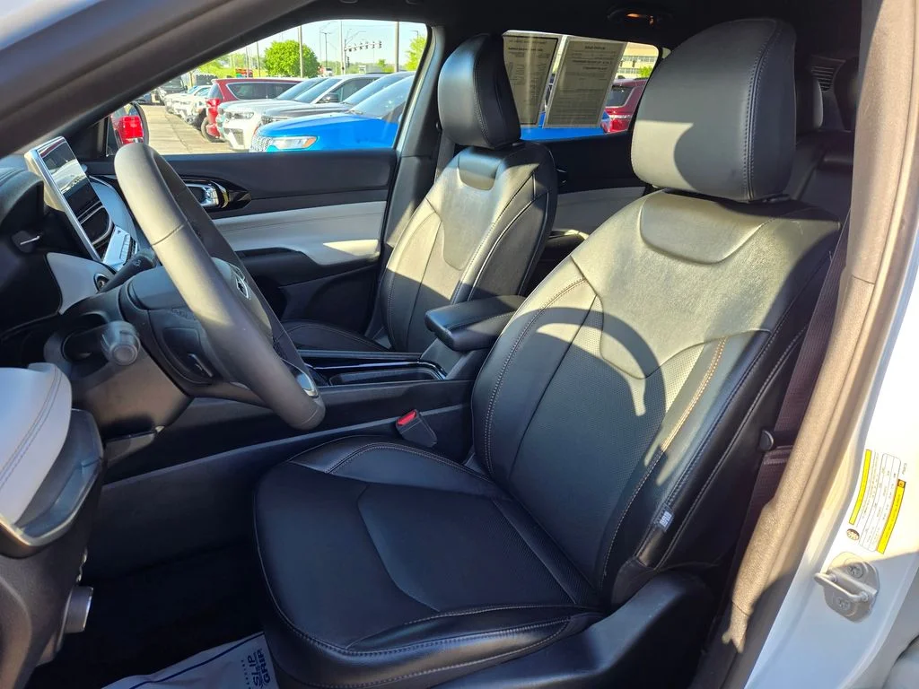 Used 2023 White Jeep Limited image 16