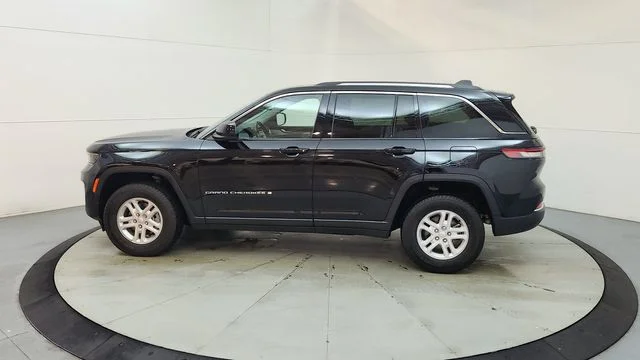 Used 2023 Black Jeep Laredo image 6