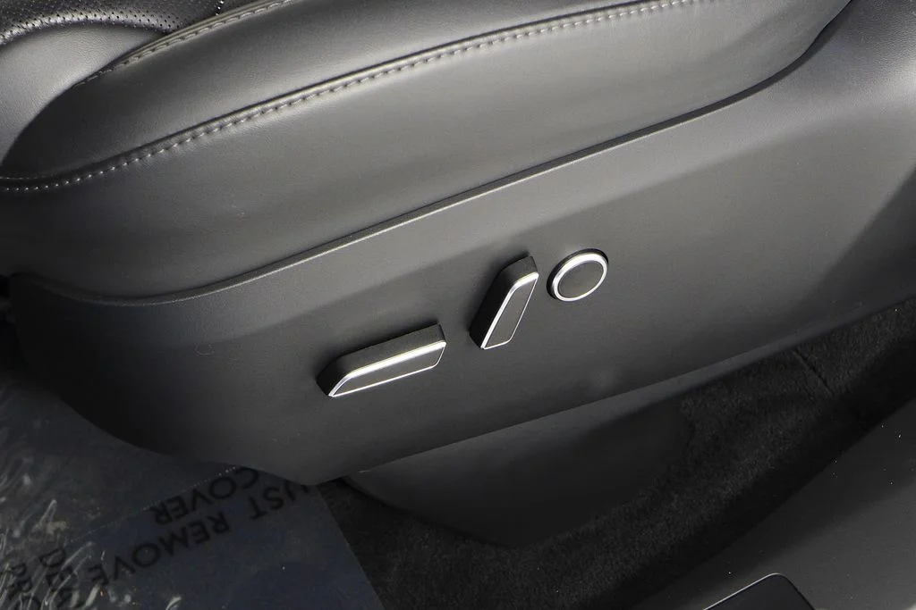 Used 2024  Tesla Base image 23