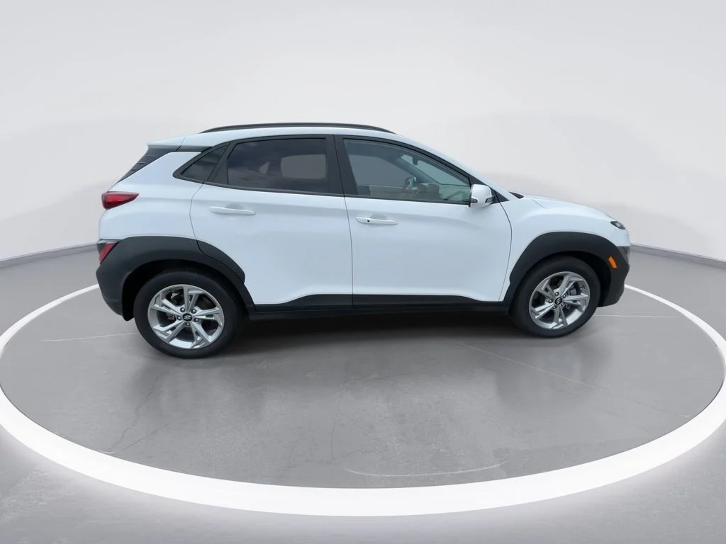 Used 2023 White Hyundai SEL image 9