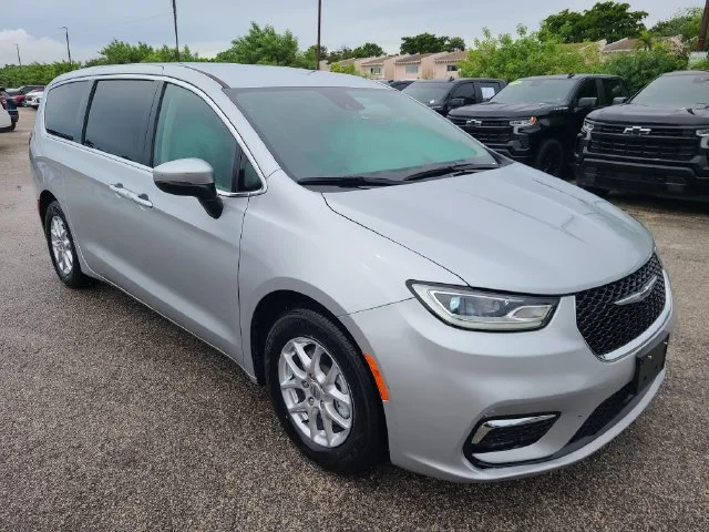 Used 2023 Silver Chrysler Touring L image 7