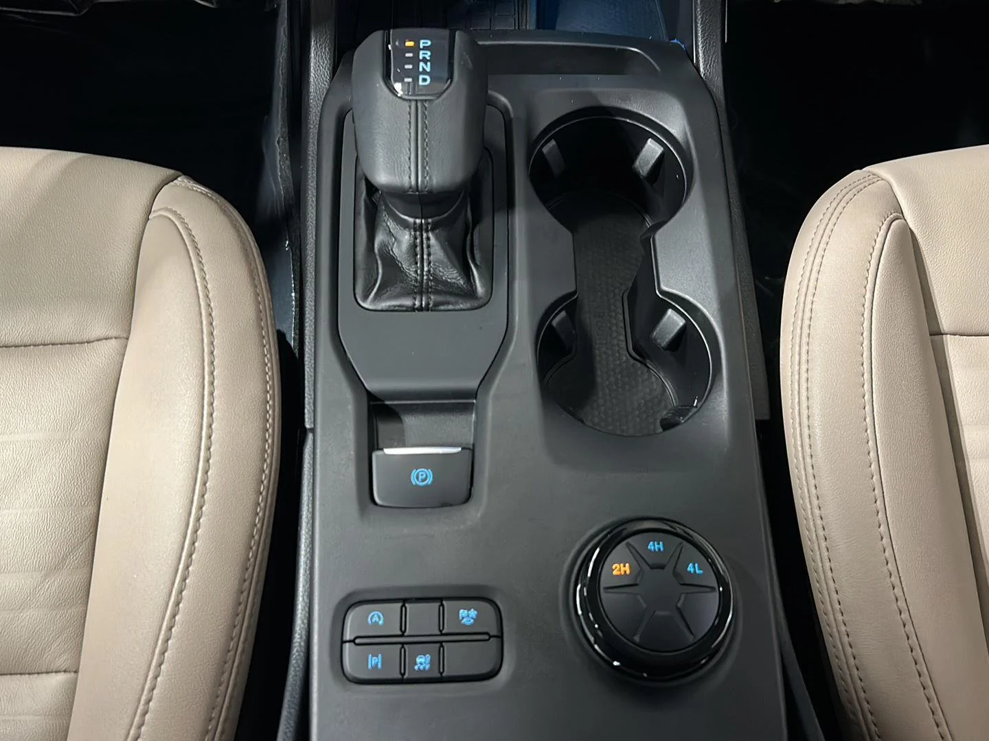 Used 2024 Cactus Gray Ford LARIAT image 31