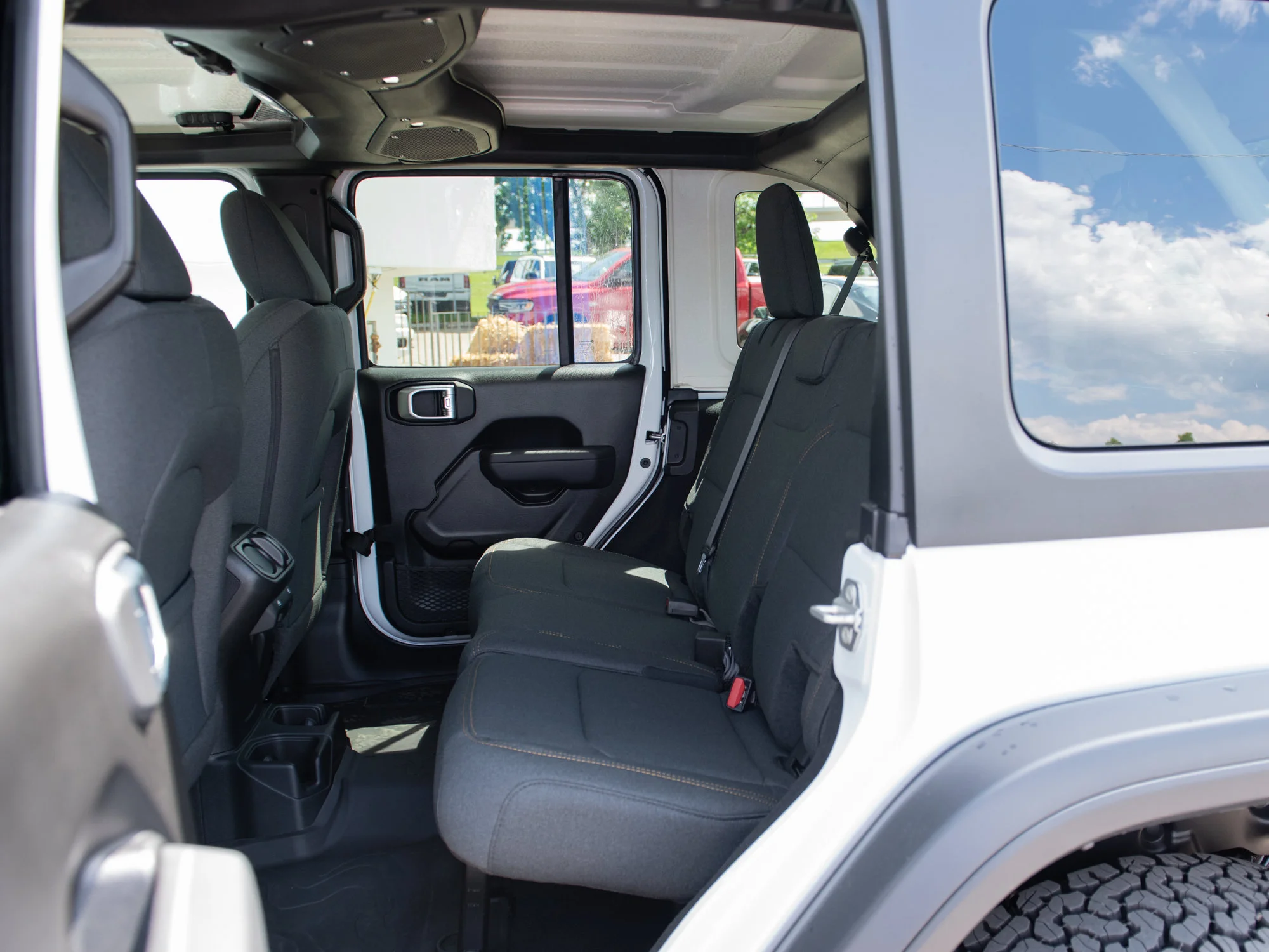 New 2026 White Jeep Willys* 4 Door 4x4, Rear Locker, Safety Group, Heated Seats/Wheel image 21