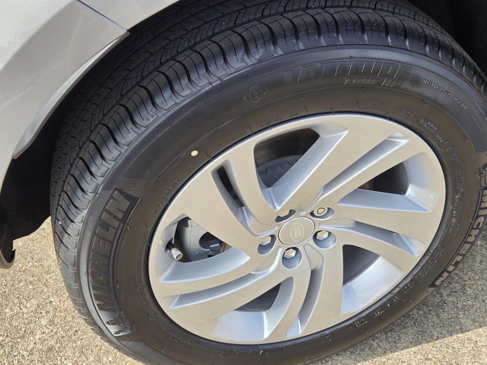 New 2026 Seoul Pearl Silver Land Rover Core S image 9