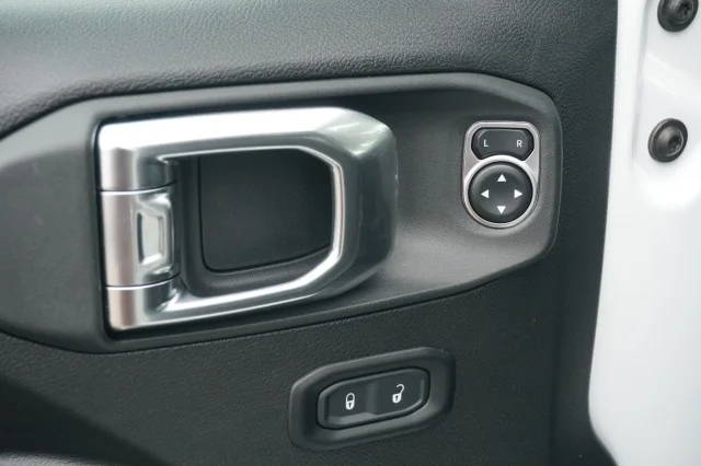 Used 2025 WHITE Jeep Mojave image 17