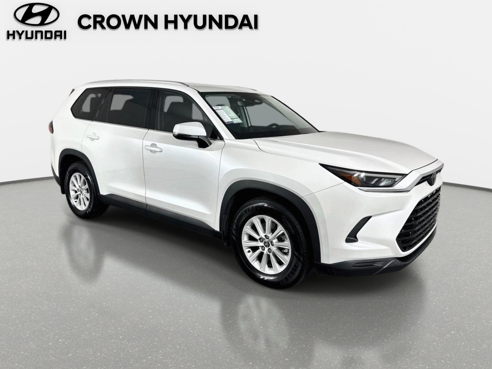 Used 2024 Pearl Toyota XLE image 3