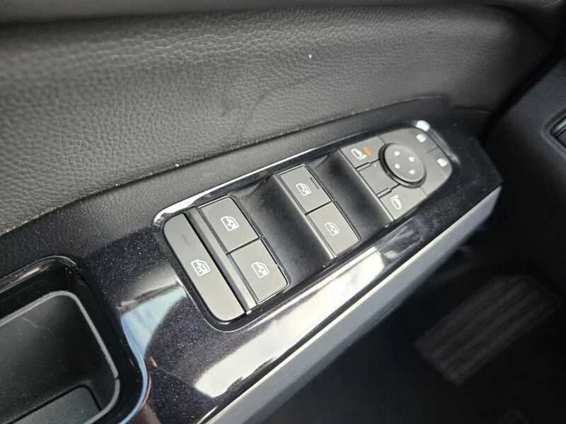 Used 2024 Scarlet NISSAN SL 4WD image 32